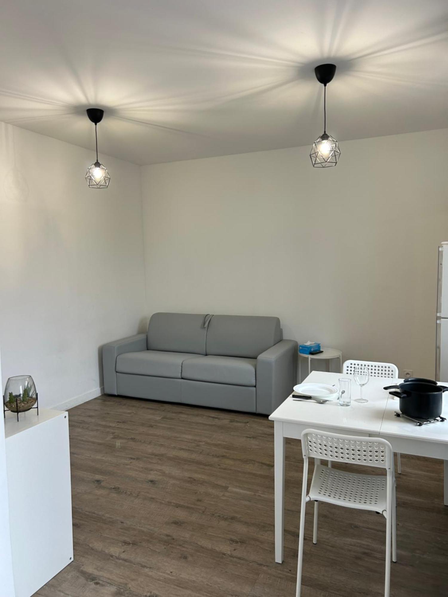 Superbe Studio Meuble Avec Parking Maubeuge Bagian luar foto