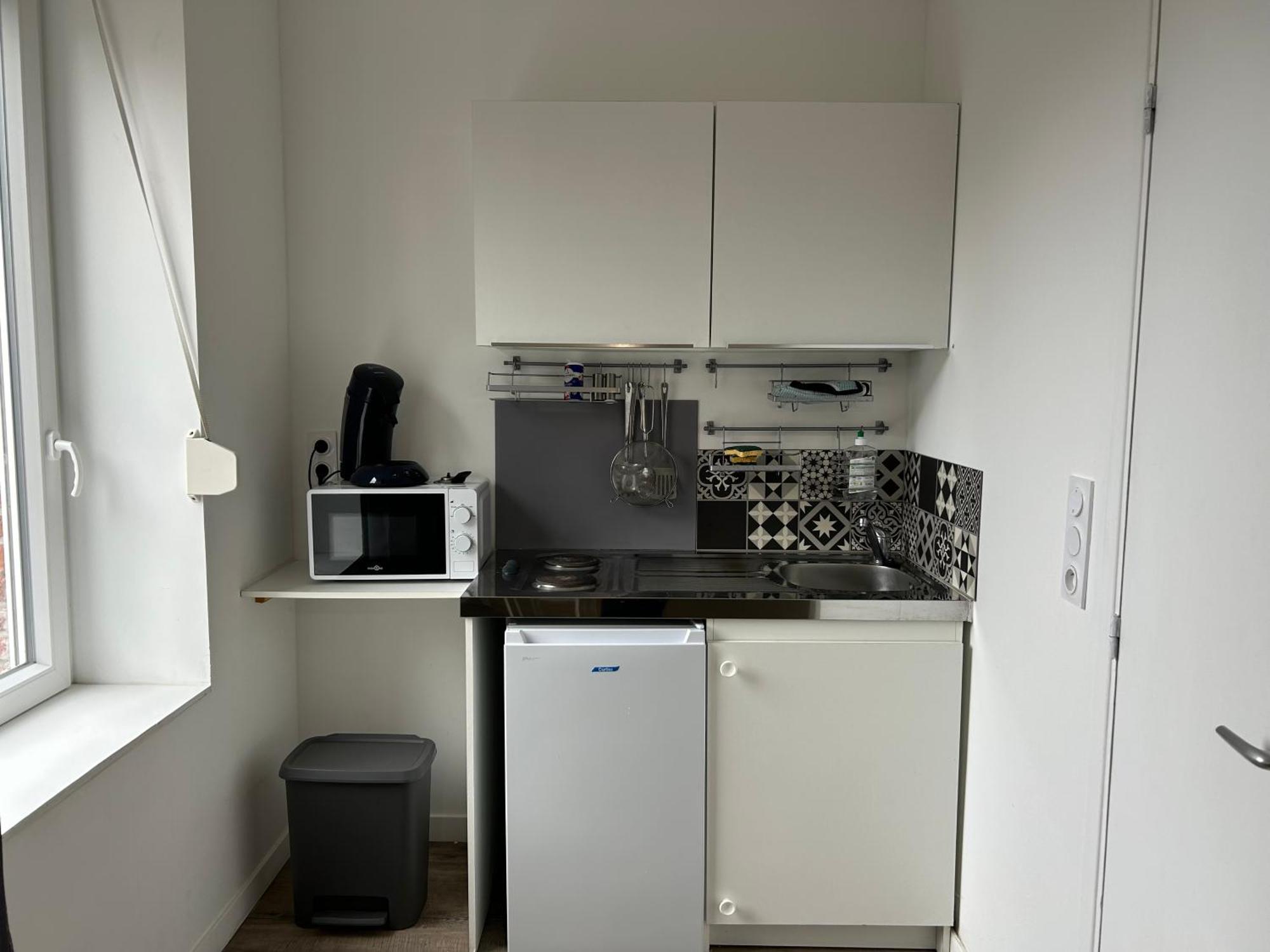 Superbe Studio Meuble Avec Parking Maubeuge Bagian luar foto